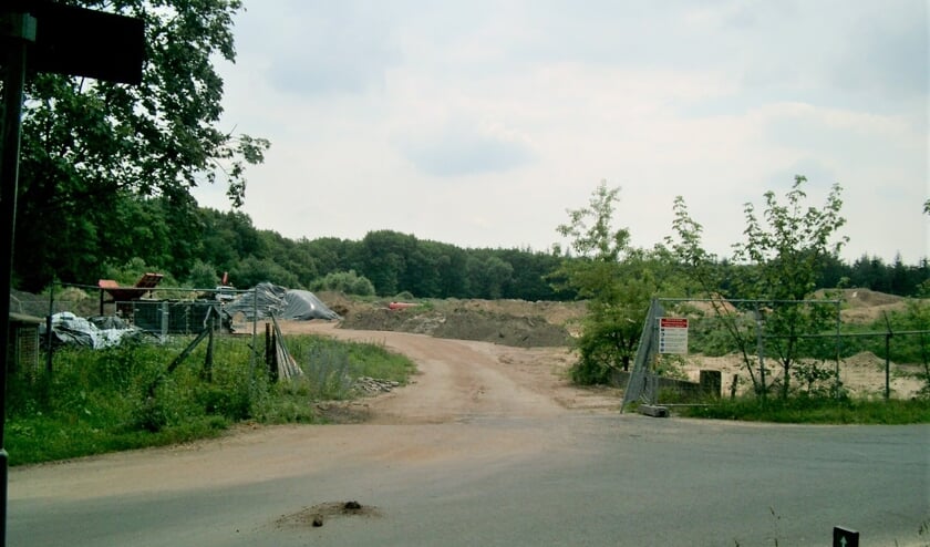 <p>RIJSSEN - Zo zag het terrein van de voormalige steenfabriek op de Brekeld er uit na afbraak van de panden. </p>