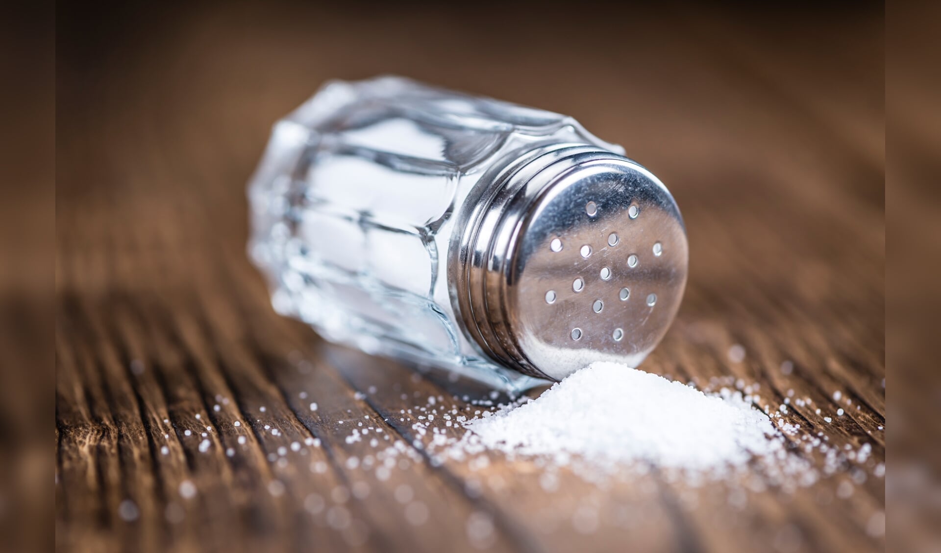 We eten gemiddeld ruim een kilo zout te veel per jaar. Dit is nadelig voor de gezondheid. De Nierstichting promoot daarom zoutarm en zoutbewust eten.