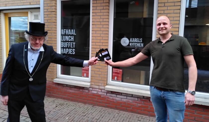 <p>Een smakelijke waardebon van Karels Kitchen werd uitgereikt</p>