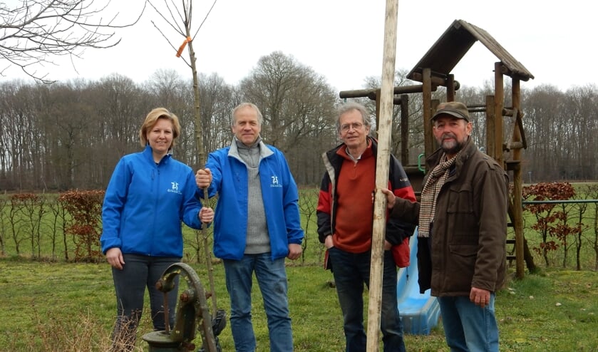 <p>Een ‘Notterpeer’ wordt door Wim Wolbrink (rechts) en Henk van Dieten overhandigd aan de familie ten Hove.</p>
