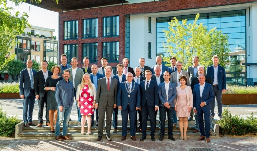 <p>RIJSSEN - De gemeenteraad van Rijssen-Holten vergadert donderdag 25 maart in de streektaal. De foto is gemaakt voor de coronaregels. </p>