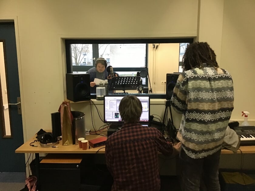 <p>De opnames van het lied "Jij bent de bron", in de studio van Het Noordik. Zanger: Frank Scholten, docent Engels.</p>