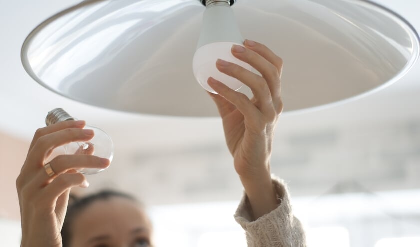 <p>LED-lampen besparen 90 procent energie ten opzichte van een halogeenlamp. Een spaarlamp bespaart zo'n 85 procent energie.</p>