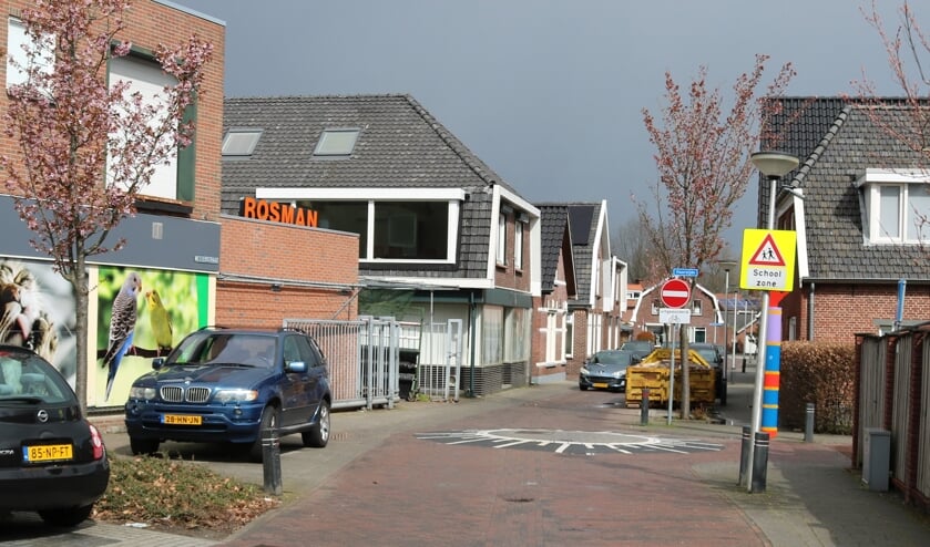 <p>RIJSSEN - Het pand links, waarin vroeger bakkerij Harbers (Köster-Freark) was gevestigd, krijgt zijn oude aanzien terug.</p>