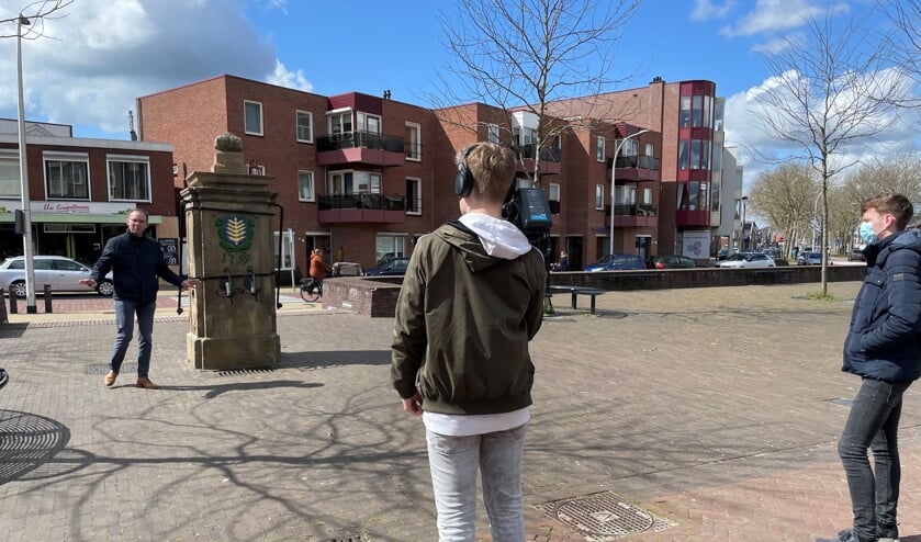 RIJSSEN - Stadsgids Joop Voortman geeft uitleg bij de stadspomp.