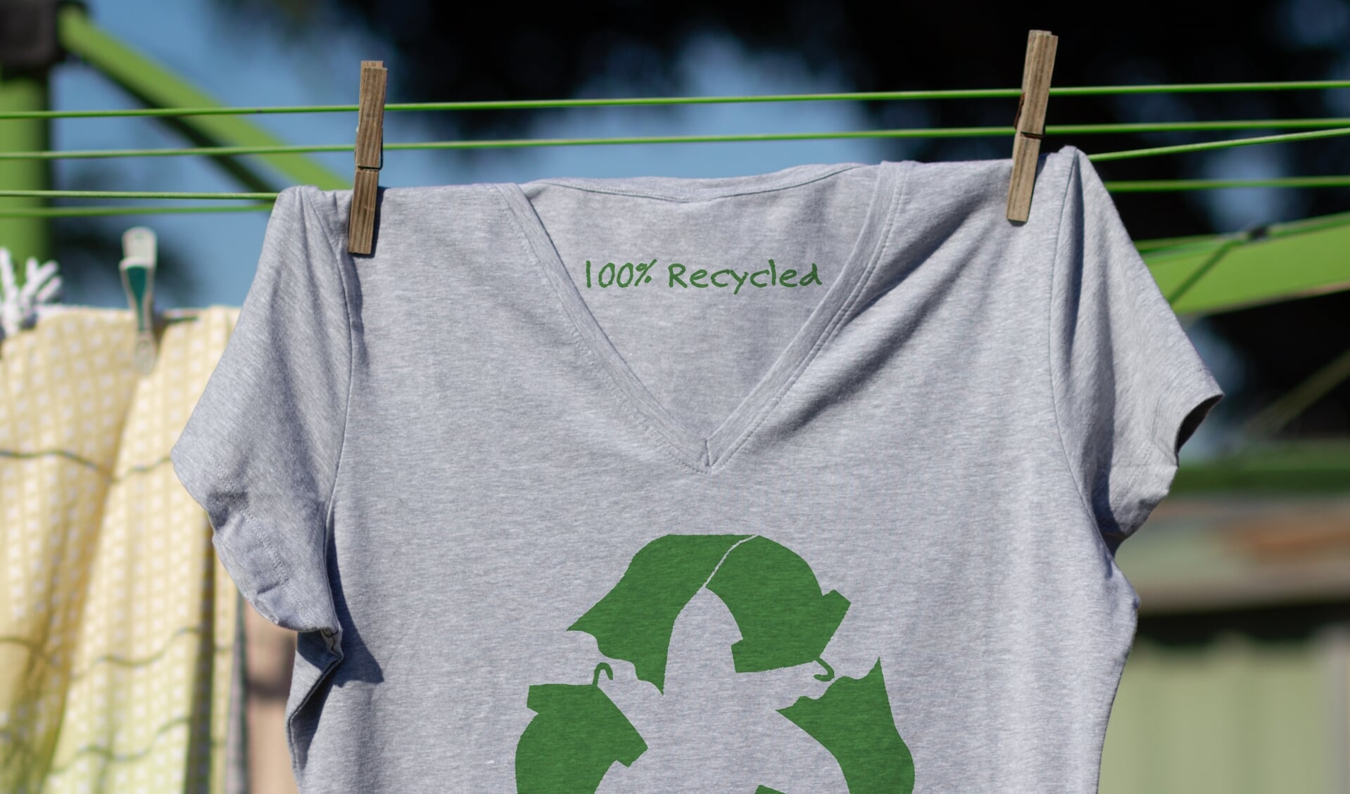 Geef oude kleding een nieuw leven: hergebruik en recycling is beter voor het milieu en in dit geval steunt het ook nog eens een goed doel.