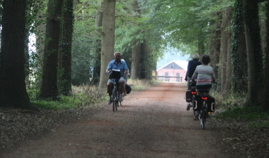 Het Almelose Roggekamp/Peitsch Fonds heeft onder meer voor de fietsvierdaagse de portemonnee getrokken.