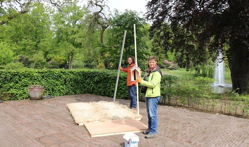 RIJSSEN - Kunstenares Marijke Schurink en zoon Jan, ook kunstenaar, bouwen het Wolhuis.