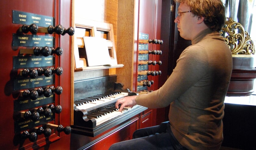 RIJSSEN - Hoofdorganist Jan-Geert Heuvelman achter de speeltafel van het orgel in de Noorderkerk.