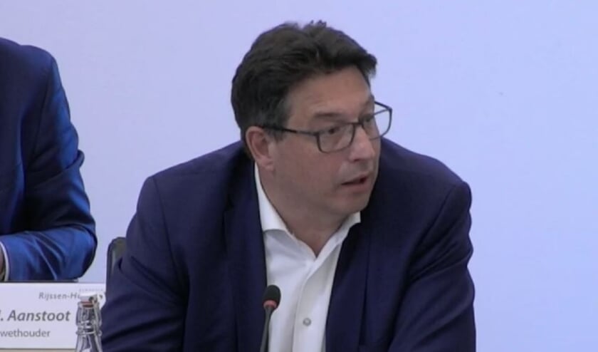 <p>RIJSSEN - Wethouder Bert Tijhof (CU) licht de promotie-app toe.</p>