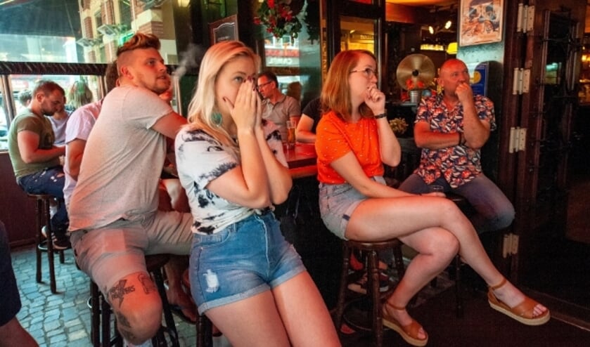 <p>Ontzetting en vertwijfeling bij de Oranjefans op het terras van Molly Malone op de Oude markt</p>