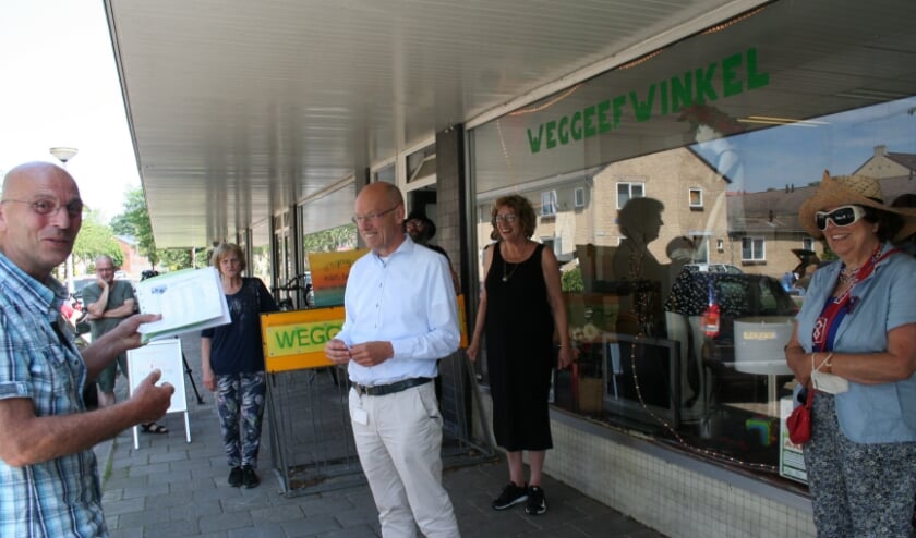 <p>Wethouder Bas van Wakeren neemt de petitie in ontvangst.</p>