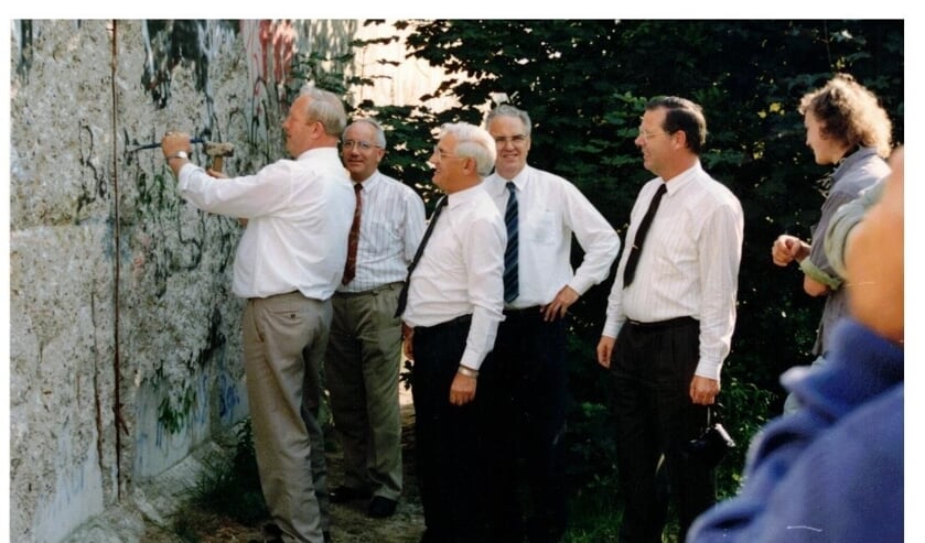 BERLIJN - Van links naar rechts wethouder Gerrit Harbers (CDA), gemeentesecretaris Wim Elbertsen, wethouder Derk Kreijkes (SGP), wethouder Jan ten Hover (SGP) en burgemeester Engelbert van Voorden.