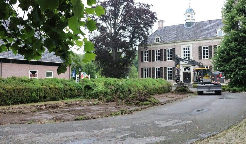 RIJSSEN - De oude en kapotte buxusheggen op het voorterrein van de havezate worden verwijderd.