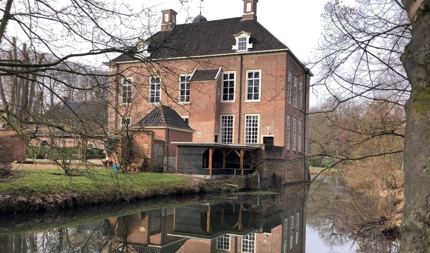 RIJSSEN - De nieuwe bijenstal van de 100-jarige imkersclub is geheel in stijl bij het kasteel gebouwd.