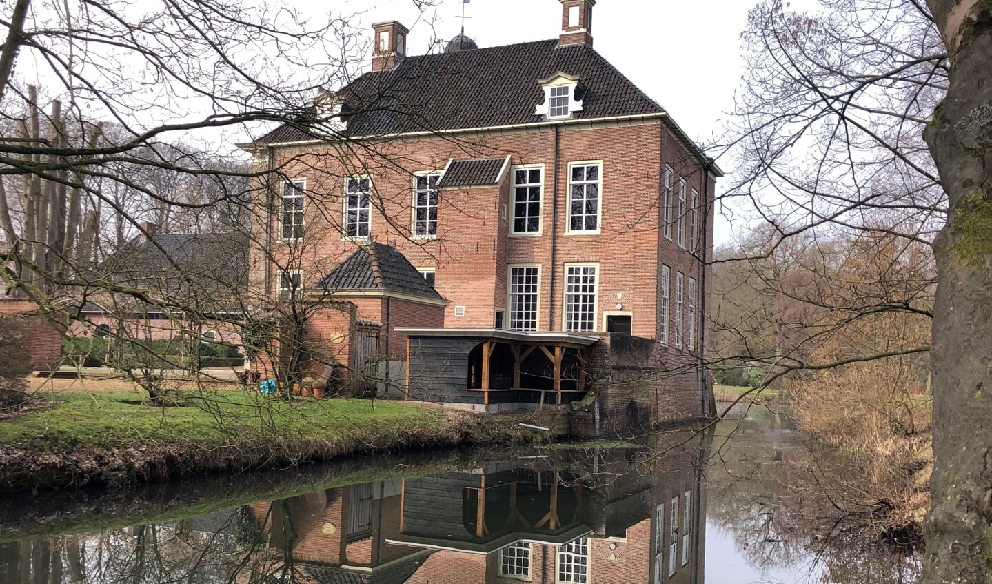 RIJSSEN - De nieuwe bijenstal van de 100-jarige imkersclub is geheel in stijl bij het kasteel gebouwd.