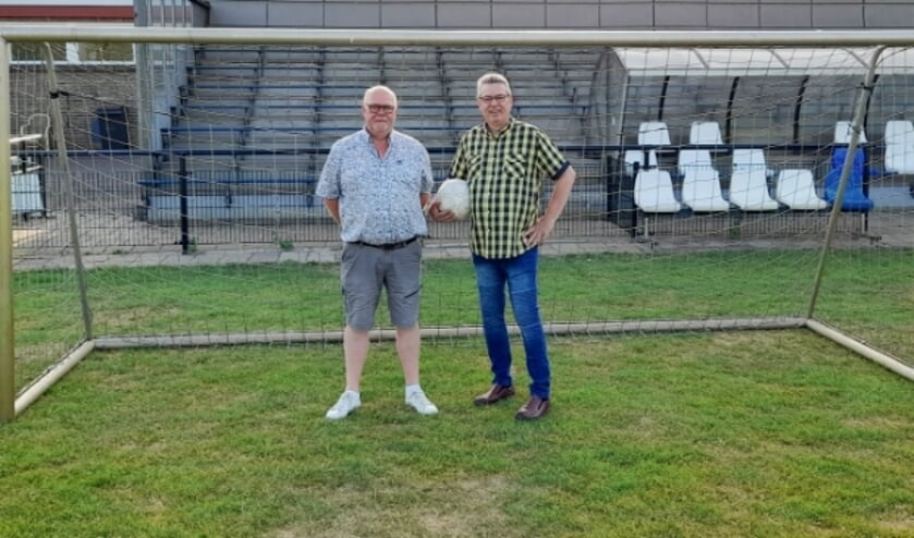 <p>Wim Spin (rechts) en voorzitter Jan Egberink van DRC. ''De naam DRC kun je ook invullen als Dames Riet Combinatie Almelo.’’</p>