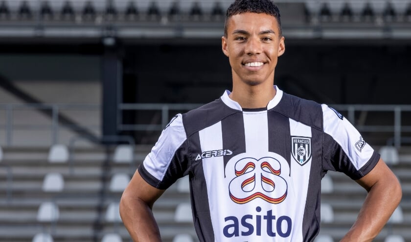 <p>18-06-2021: Ruben Roosken tekent bij Heracles een contract voor 3 jaar</p>