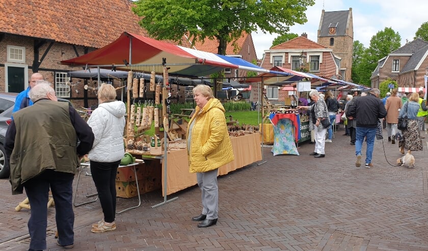 <p>De electrocar laat senioren ook eens genieten van de Losserse markt.</p>