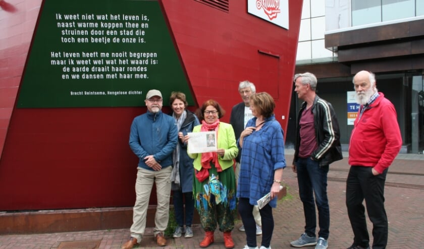 <p>De trotse ouders van Brecht Reintsema bij de presentatie van het gedicht</p>