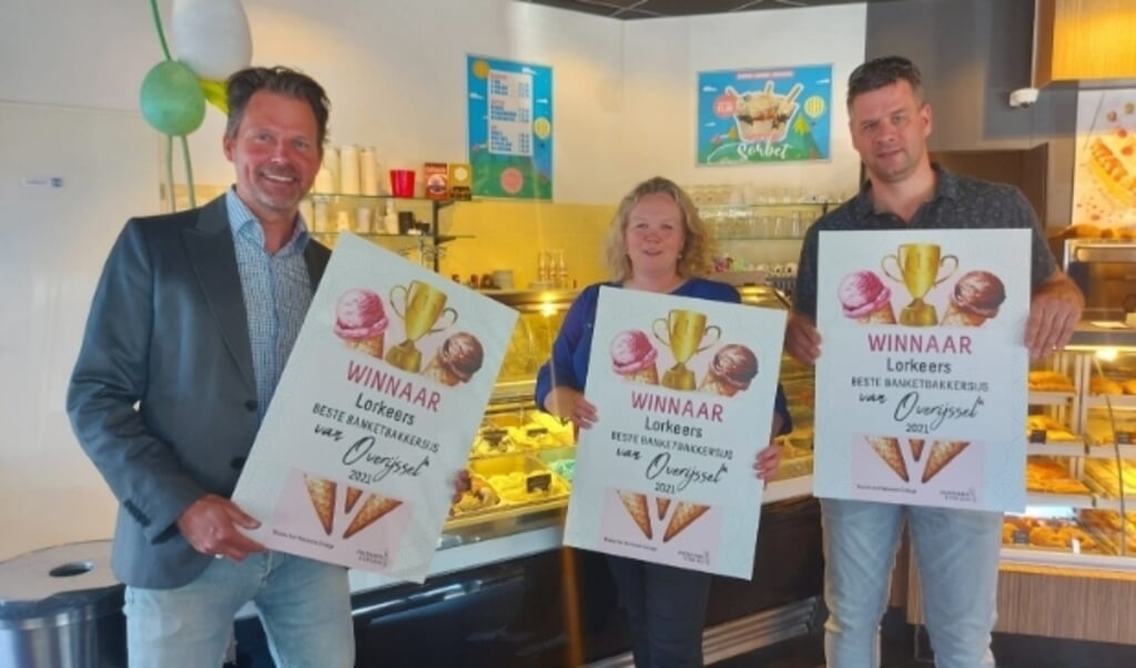 Christiaan (rechts) en Gerlinda tonen trots de bevestiging van hun goed werk: Lorkeers maakt het beste banketbakkersijs van Overijssel!