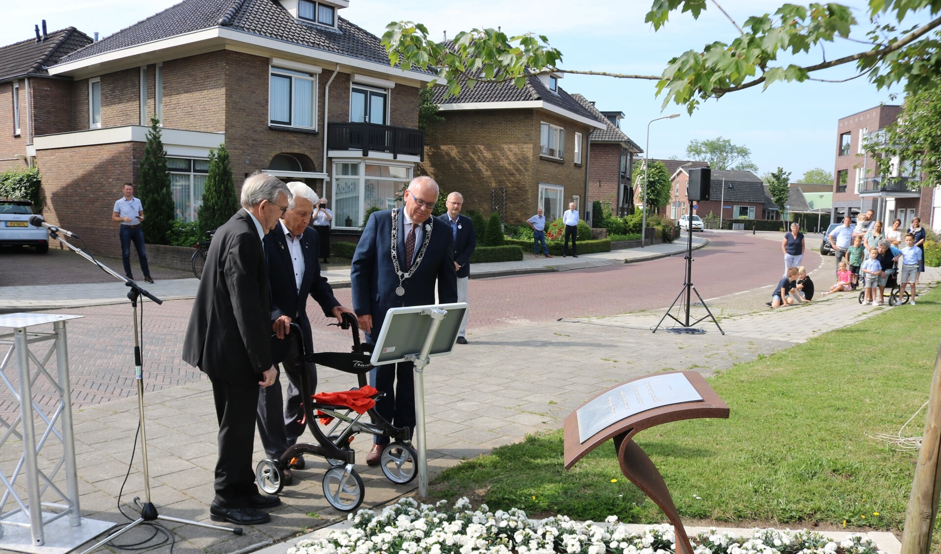 RIJSSEN - Van links naar rechts: de Oud-Indiëgangers Gerrit Harbers (93) en Roelf Wolterink (97) onthullen het herdenkingsbord met burgemeester Arco Hofland. 