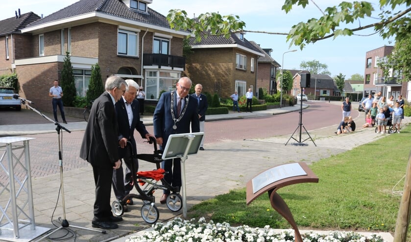 RIJSSEN - Van links naar rechts: de Oud-Indiëgangers Gerrit Harbers (93) en Roelf Wolterink (97) onthullen het herdenkingsbord met burgemeester Arco Hofland.