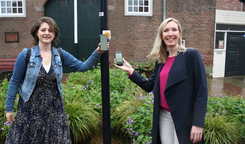 <p>Wethouder Evelien Zinkweg - Ankoné en directeur van het Palthehuis Sandra Schipper starten de Hanzetour app</p>