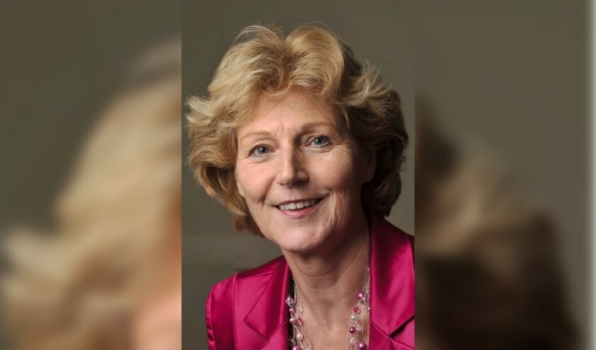<p>Kersvers wethouder Trees Vloothuis: we houden alles nog eens tegen het licht, het Glashoes gaat voorlopig in de ijskast.</p>