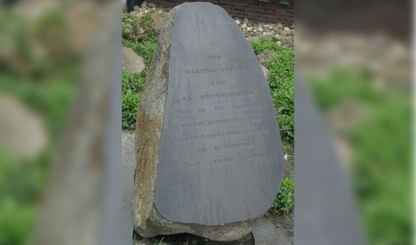 <p>Gedenksteen er nagedachtenis aan de 85 mensen die bij luchtbombardementen op Nijverdal in de Tweede Wereldoorlog omkwamen. </p>