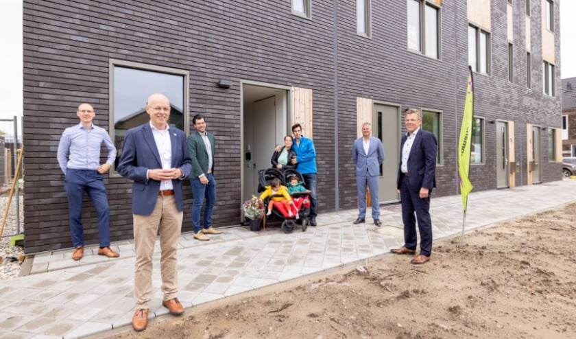 <p>De betrokken partijen bij de eerste woningen. Foto: Rikkert Harink Fotografie Almelo. </p><p><br></p>