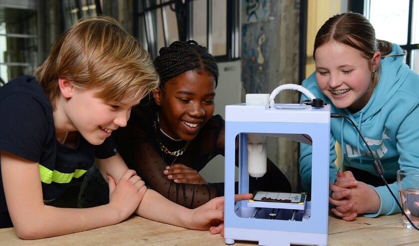 <p>Een 3D-printer maakt een chocolaatje. Tijdens de Maakdag in de bibliotheek kunnen kinderen zelf ontdekken hoe dat werkt.</p>