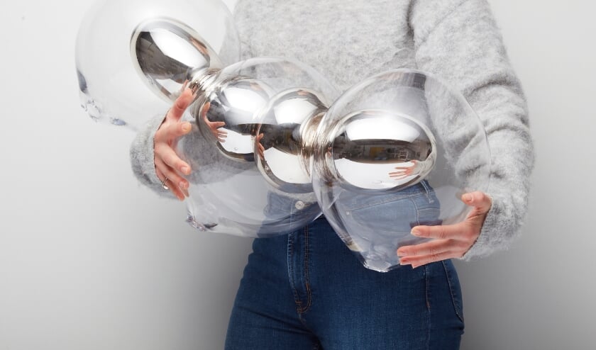 <p>Het glasobject 'Surface Tension' ('oppervlaktespanning') van Anna Gray. Eén van de internationale kunstenaars die dit jaar werken toont in glasstad Tubbergen.</p>