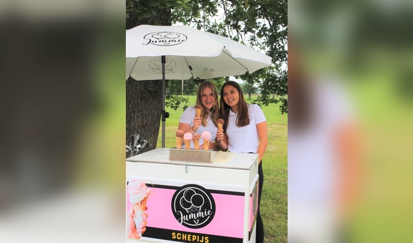 <p>Julia Tijhof en Milou Bloemendaal gaan met hun ijsfiets op pad om ijs, in zes verschillende smaken, te verkopen.</p>
