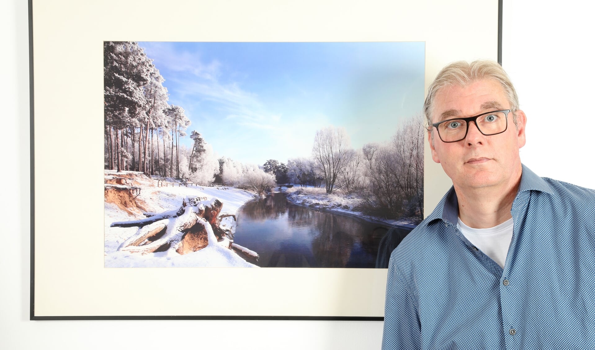 Mathieu Hesselink bij een foto. Hij exposeert momenteel in De Stoevelaar in Goor. Eigen foto.