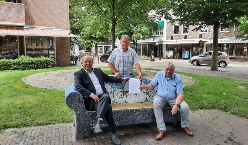 <p>Wethouder Harry Nijhuis, Marcel de Jong en Herman Kuipers: BIZ doet goed werk en krijgt vervolg.</p>