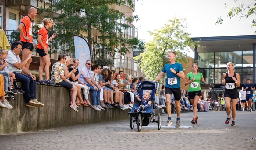 <p>Iedereen kan meedoen aan de Auto Aaltink Nijverdalse CityRun en iedereen is een winnaar. (Foto: ANNAUF)</p>