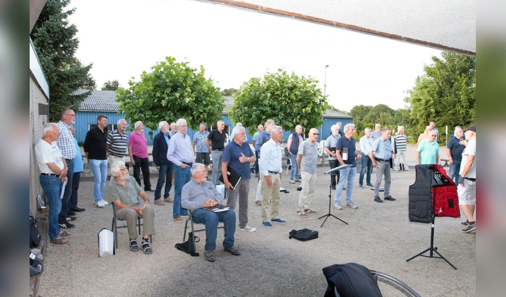 Shantykoor de Oostvaarders uit Almelo zit niet stil en is al druk aan het repeteren voor de komende concerten. Nieuwe leden zijn daarbij van harte welkom.