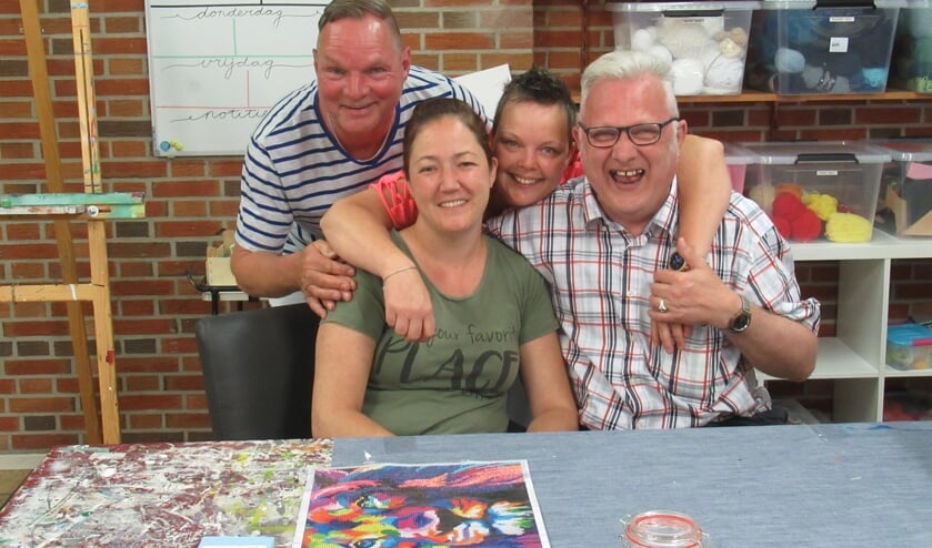 <p>Vrijwilligers Freddy, Ellis, Janneke en cliënt Ab hebben het allemaal heel erg naar hun zin bij De Mensingboerderij van Stichting Philadelphia Zorg.</p>