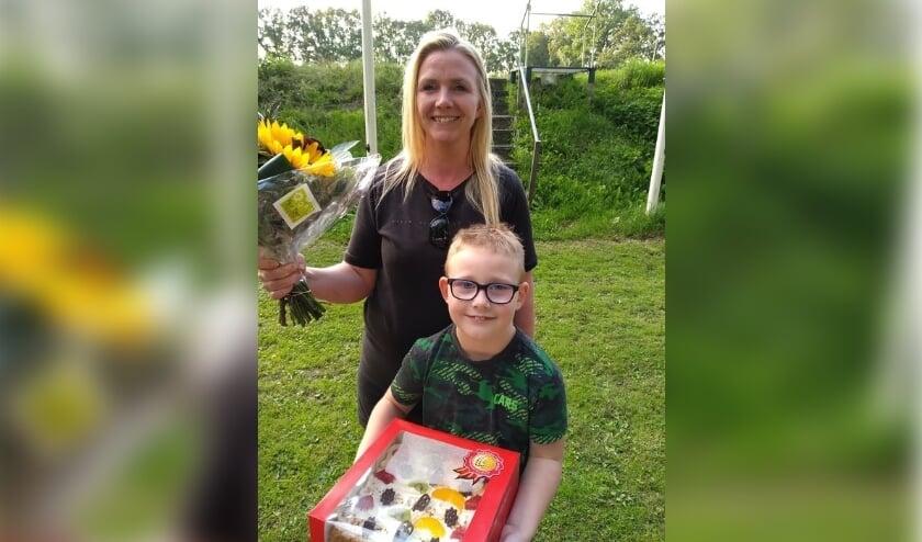 <p>Kenneth en Ingo's zus Eileen Sievers namen de prijzen in ontvangst. Het was een mooie, uitdagende vlucht voor ware topduiven.</p>
