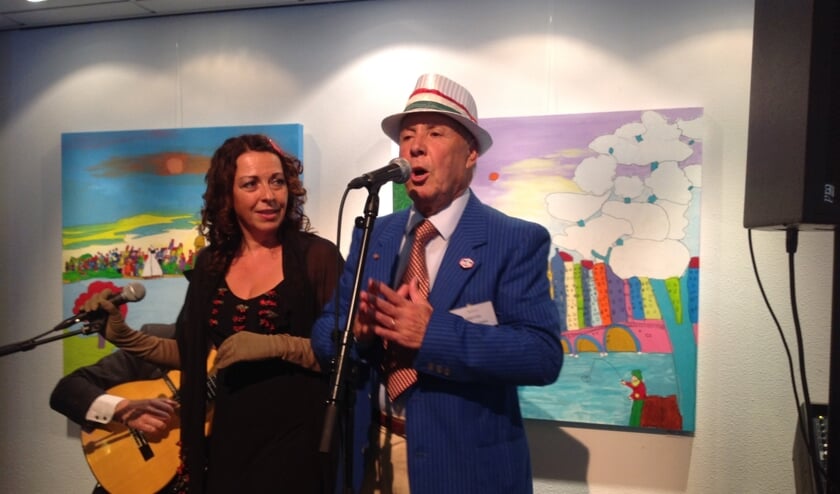 <p>Salvatore Ierna zingt 'Marina'. De markante Oldenzaler hielp de Italiaanse jeugd van toen om te integreren in de Oldenzaalse én Twentse gemeenschap.</p>