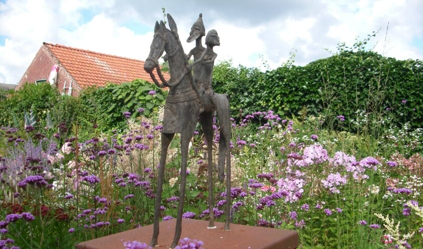 <p>In de tuin staat ook een beeld uit het Afrikaanse land Mali. </p>