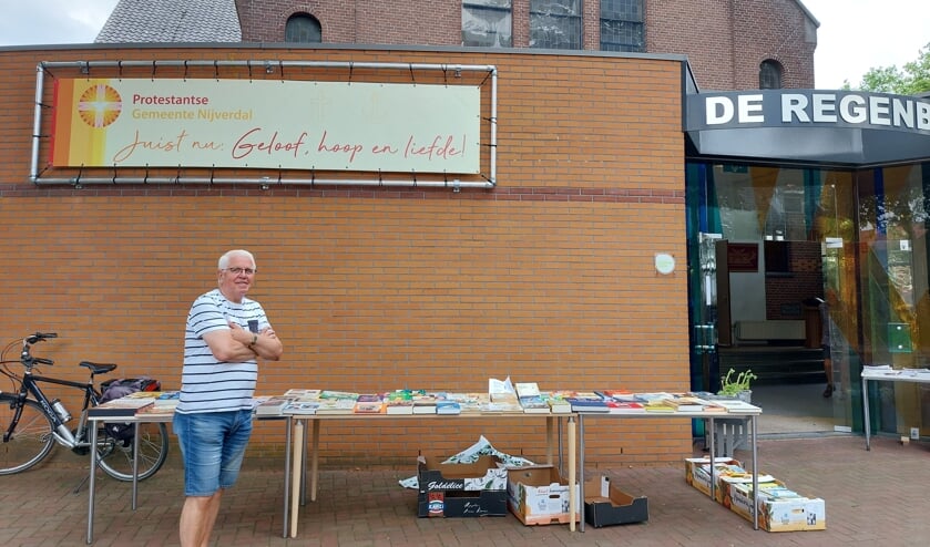 <p>Wim Slooijer was één van de mensen die woensdag 21 juli mensen verwelkomde in De Regenboog. </p>