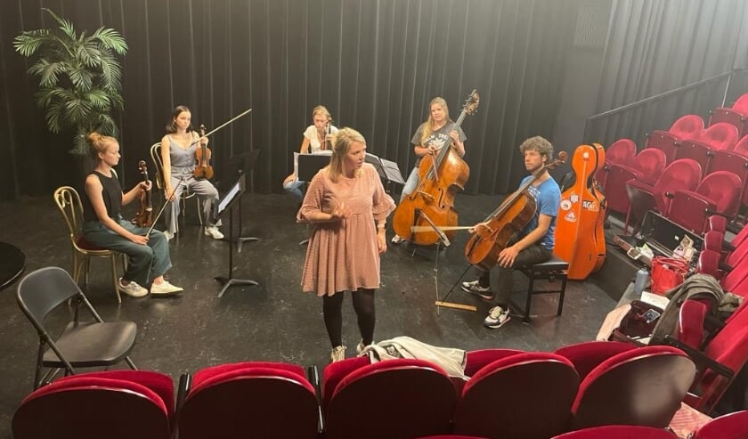 <p>De jonge musici repeteren in het Vestzaktheater. Simon en Martine Velthuis uit Haaksbergen spelen mee. Eigen foto. </p>