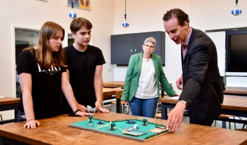 <p>Wethouder Arjen Maathuis is enthousiast over ideeën die leerlingen van Het Erasmus hebben over het nieuwe zwembad.</p>
