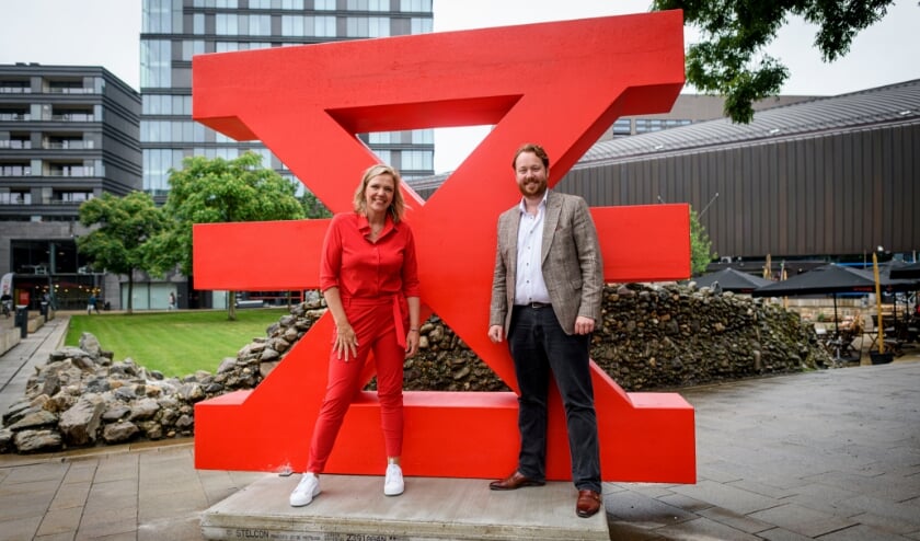 <p>Marieke ter Brugge van Enschede Promotie en wethouder Jeroen Diepemaat. (Foto: Emiel Muijderman)</p>