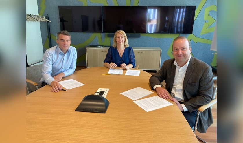 <p>Folkert Leijten, wethouder Mariska ten Heuw en Hein Trebbe jr. bij de ondertekening. </p>
