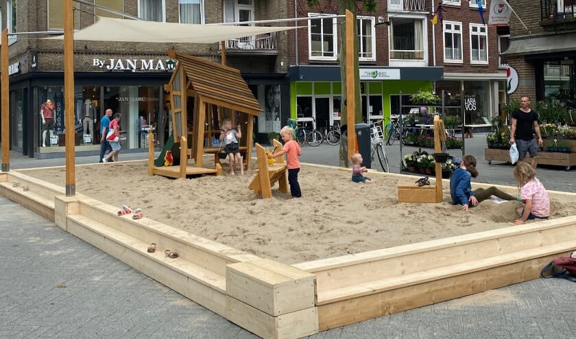 <p>Kinderen vermaken zich in het zand in het centrum. De opening was zaterdag. </p>