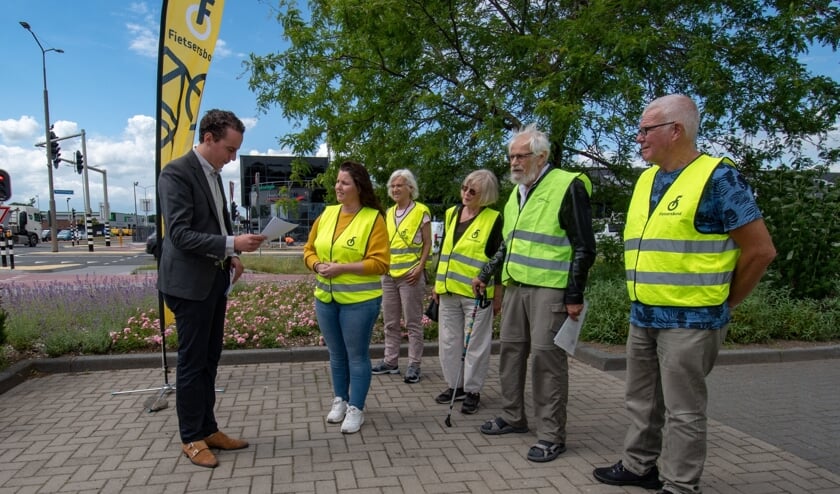 <p>Wethouder Arjen Maathuis krijgt van de Fietsersbond de uitslag van een enquête over het verkeersplein Plesmanweg. </p>
