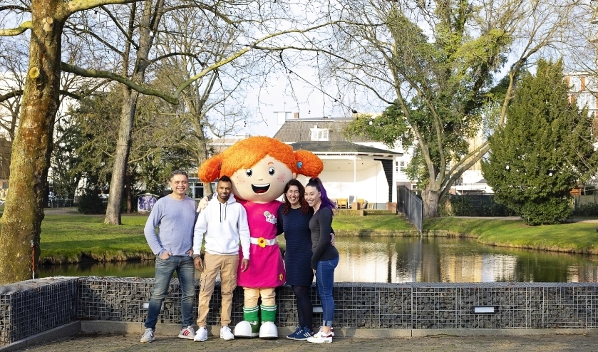 De organisatie met mascotte Sproet. De foto is gemaakt voor de corona-uitbraak in Nederland. 